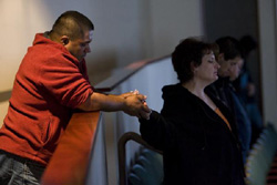 » 圖中夫婦手牽手為死者家屬禱告。（圖：Rocky Mountain News） <br/>