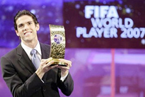 » 卡卡手捧2007年度FIFA世界足球先生奖杯。（圖：FIFA） <br/>