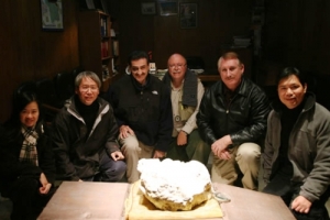 來自美國的專家學者與香港方舟探索隊代表共同檢測木化石。(圖：影音使團) <br/>