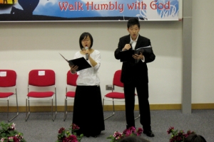葉詠媛小姐及许家臻先生以極優美的歌喉獻唱主題曲：「行公義‧好憐憫」。(圖：基督日報) <br/>