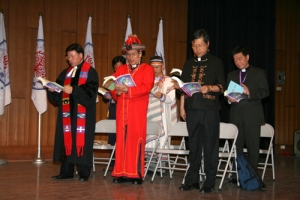 (左起)議長潘慶彰牧師、阿星.阿曼牧師、總幹事張德謙牧師著原住民特色服飾參加開幕禮拜。 (圖: 長老教會) <br/>