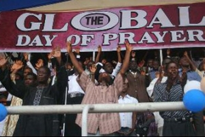 肯尼亞的LAGOS響應2006年「全球禱告日」。今年5月11日「全球禱告日」在全球200多個國家舉行，數以百萬計的信徒將同日同心禱告。（圖：PhotoMission） <br/>