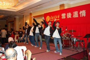 4月20日愛德基金會於尖沙嘴一酒店舉辦了「雪後溫情」中國雪災重建慈善籌款晚會，節目豐富，有民族風格的舞蹈和樂器演奏，又有熱情奔放的搖滾歌舞。（圖：愛德） <br/>