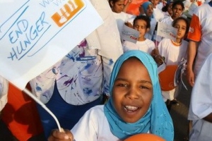 年轻的埃及女孩参与「結束饑餓：全球步行」。（圖：星島環球網） <br/>