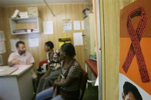 紅十字會與紅新月會國際聯合會周四發表「世界災難報告」年報時表示，人類免疫缺陷病毒/愛滋病病毒疫情符合聯合國對「災難」所下的定義。(圖：法新社) <br/>
