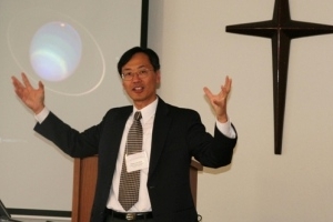 既是物理學家、又是牧師的黃儉昌博士分享了從物理學的角度看聖經许多教導的真實性。（圖：基督日報） <br/>