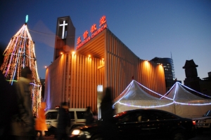 北京海淀堂当晚先后举行四场聖樂表演。图为教堂外景，显出浓重的圣诞气氛。（图：海淀堂） <br/>