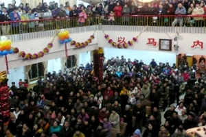 除了北京外，中国很多省份城市的教堂平安夜也出现爆满局面，图为宁波一家教堂平安夜情景。（图：宁波圣教堂） <br/>