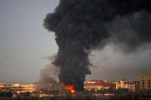 1月15日淩晨，以軍再次向加沙發動進攻。圖為加沙地帶一處建築物被轟炸後升起濃煙。（圖：新華網） <br/>