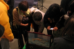 錢博士更展示了大量澄江化石的圖片，更帶來了一些水母生物及三頁蟲的化石，吸引參加者圍觀。(圖：基督日報/陳麗斯) <br/>