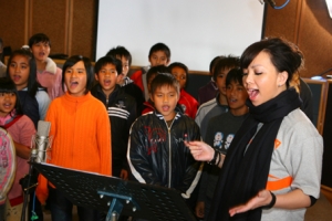 42名由台灣世展望會資助的國內貧童，與天后張惠妹在7日展開了難能可貴的錄音初體驗。 <br/>