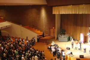 決志信主的朋友來到台前禱告。（圖：基督日報） <br/>