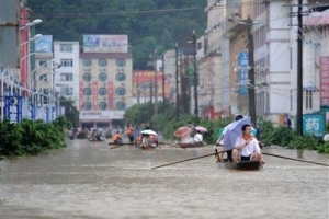 廣西自治區水災災場，居民須用木舟代步，當地約32萬人口疏散。（圖：新華社） <br/>
