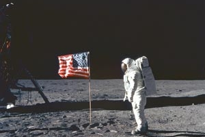 1969年7月20日，隨著美國太空船阿波羅11號登陸，這是人類史上第一次踏足月球。太空人阿姆斯壯在踏上月球的一剎那，留下了一句「對個人是一小步，對人類是一大步」的歷史名言。（圖：網絡收集） <br/>