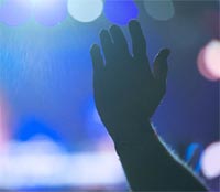 2009年Hillsong澳大利亞悉尼音樂會上，一位敬拜者舉起他的手 （圖：Hillsong Church） <br/>