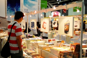 今年香港書展展出的書籍琳琅滿目，其中多間出版社推出模特兒寫真，並且高調宣傳，不禁令人反思港人的文化價值觀。圖為香港書展現場。（圖：基督日報） <br/>