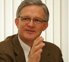道格•伯茲奧爾介紹2010開普敦大會的六位講員。（圖：洛桑運動） <br/>