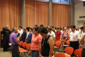在台北靈糧堂周神助牧師帶領下，眾人先為災民禱告，並期盼教會能合而為一，顯出佳美見證。 (圖: 本報記者) <br/>