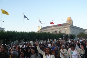 8月15日晚上，三藩市市政廳廣場上逾兩千名會眾高舉手巾，載歌載舞讚美神。（圖：基督日報/ Ruth Wong） <br/>