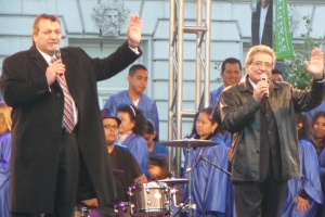 阿根廷著名佈道家Carlos Annacondia（右）8月15日於三藩市市政廳前的露天廣場，以西班牙語傳講福音信息。（圖：基督日報/ Ruth Wong） <br/>
