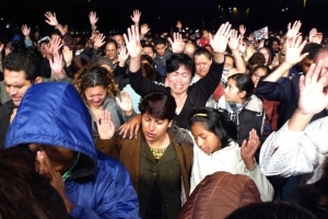 佈道會後的呼召時段，估計約有600人蜂擁至台前。（圖：基督日報/ Ruth Wong） <br/>