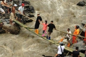 重災區高雄縣六龜某村落的災民需要搭橋來橫過還沒有退去的洪水。（圖：法新社） <br/>