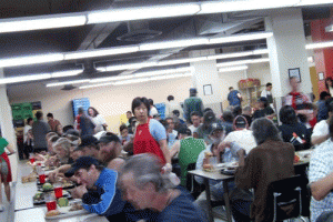 當天共有450名市民參與，各人盡情享用晚膳。(圖: 社關團契) <br/>