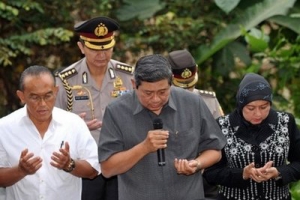 屬於伊斯蘭教的印尼總統（中）及第一夫人（右）為印尼人民祈禱。（圖：美聯社） <br/>