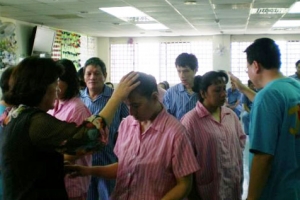 短宣隊為台中監獄信主的囚犯按手禱告。（圖：信心聖經教會） <br/>