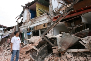 強風摧毀數以千計的樓房，災民急需棲身之所。 <br/>