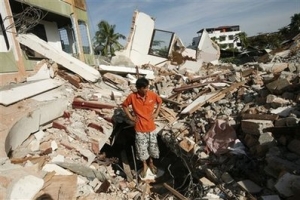 印度尼西亞蘇門答臘島9月30日的7.6級地震令大約十多萬所建築物及房屋倒塌或受損，現階段最重要的是為災民安排棲身之所。（圖：美聯社） <br/>