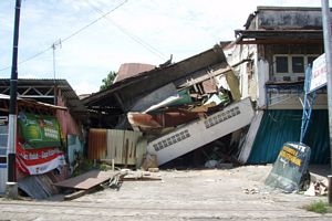 地震之後，不少民房崩塌。（圖：印尼華人基督教聯會） <br/>