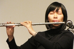 旅美長笛演奏家廖信惠透過悠揚的笛聲讚美神。（圖：本報記者） <br/>