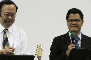 親子教育專家、菲律賓華裔牧師歐傑榮（圖右），上週末在紐約舉行家庭復興講座，圖左為伯特利基督教會的張亞倫牧師同步傳譯。（圖：本報記者） <br/>