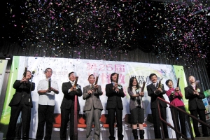 第廿五屆香港基督教聯合書展開幕禮14日早上10時舉行，一眾嘉賓放花炮祝賀。(圖：基督日報/陳麗斯) <br/>