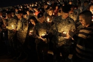 胡德堡軍事基地槍擊案發生翌日，450人一同聚集參加了禱告會為受難者及家屬等禱告。（圖：美聯社） <br/>