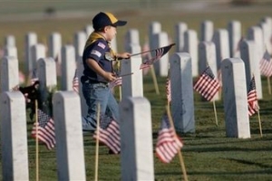 圖為退伍軍人節當天，人們在胡德堡軍事基地附近的德州的公墓進行紀念。（圖：美聯社） <br/>
