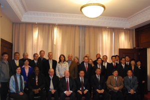 世界福音派聯盟代表團拜訪位於上海的中國基督教兩會總部，最後雙方合影留念。（圖：福音時報） <br/>
