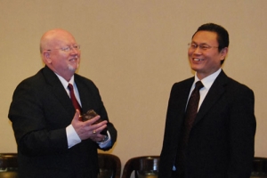 世界福音派聯盟國際主任傑夫‧圖力克利夫與中國基督教協會會長高峰牧師（右）。（圖：福音時報） <br/>