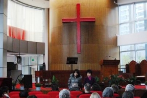 代表團還先後訪問了上海福音堂與國際禮拜堂。圖為上海福音堂牧師介紹近年來的迅速發展，2004年建堂到現在已經有2,200人。（圖：福音時報） <br/>