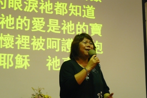 來自馬來西亞、現代福音歌手中的大姐——張秀梅牧師，最近親臨北美舉辦「真愛不變」音樂分享會。（圖：基督日報/ 林思恩） <br/>