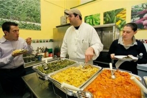 圖為11月17日，救世軍大紐約分部負責此次感恩節免費晚宴的職員正在取樣試食。（圖：美聯社） <br/>