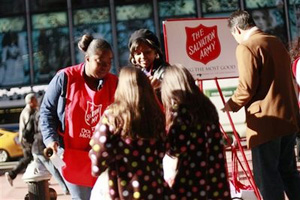 12月節日季節是美國人傳統上向慈善機構捐獻的時期，圖為救世軍每年在街頭進行的搖鈴籌款活動。（圖：美聯社） <br/>