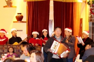 本周三，歺福團契到苗必達的一些歺廳藉著聖誕頌歌報佳音。（圖：基督日報義工） <br/>