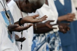 1月17日主日，在海地太子港倒塌的聖路易斯天主教堂外，有大批教徒聚集祈禱。（圖：美聯社） <br/>