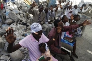 海地地震令教堂受到不同程度的重創。1月24日主日，人們在戶外進行禮拜。（圖：美聯社） <br/>