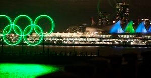 溫哥華冬奧會開幕，在市內可見到巨型的綠色霓虹燈，代表今次奧運會落實「綠色奧運」理念。（圖：美聯社） <br/>