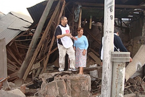 智利救世軍人員正視察並慰問受地震影響的民眾。 <br/>