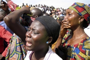 尼日利亞日前屠殺事件導致多人喪生，圖中婦女傷心欲絕。（圖：美聯社） <br/>