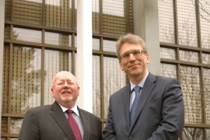 世界福音派聯盟國際主任Geoff Tunnicliffe博士（左）與普世教會協會總幹事Olav Fykse Tveit博士上周在日內瓦會面。（圖：普世教會協會） <br/>